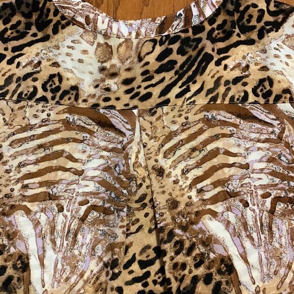 Est.1946 Animal print top with V-neck and rollup/button sleeve - Picture 5 of 7